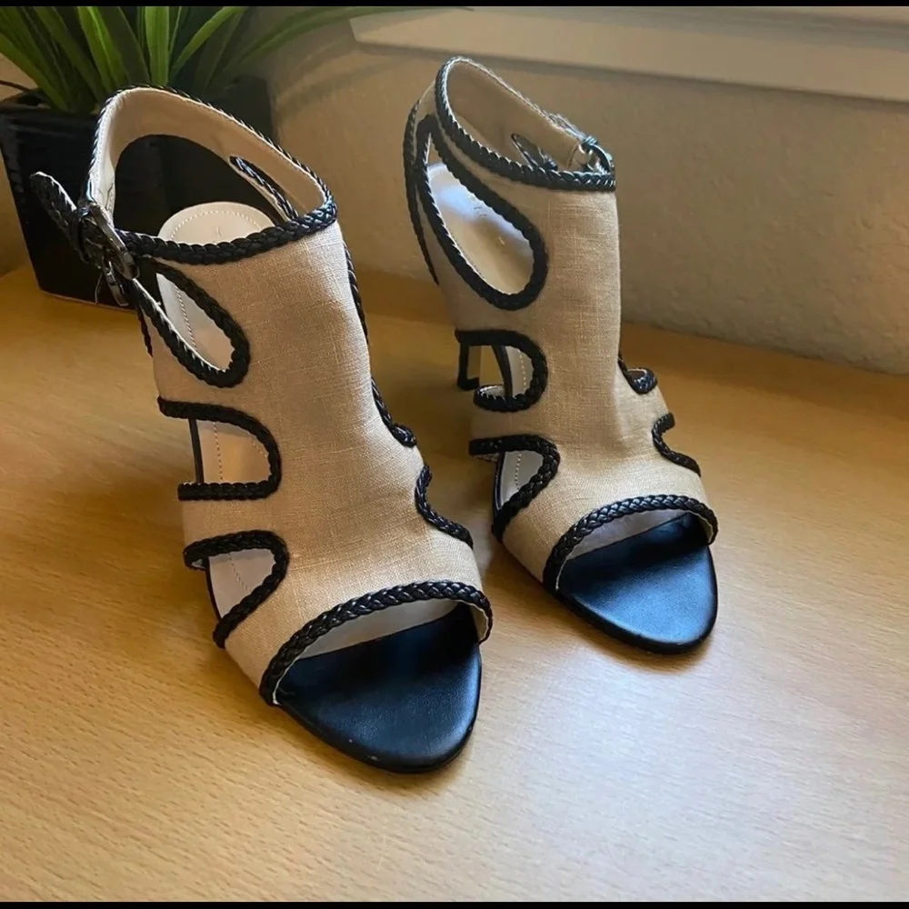 Tahari 7 1/2 M Black leather and Tan Heels